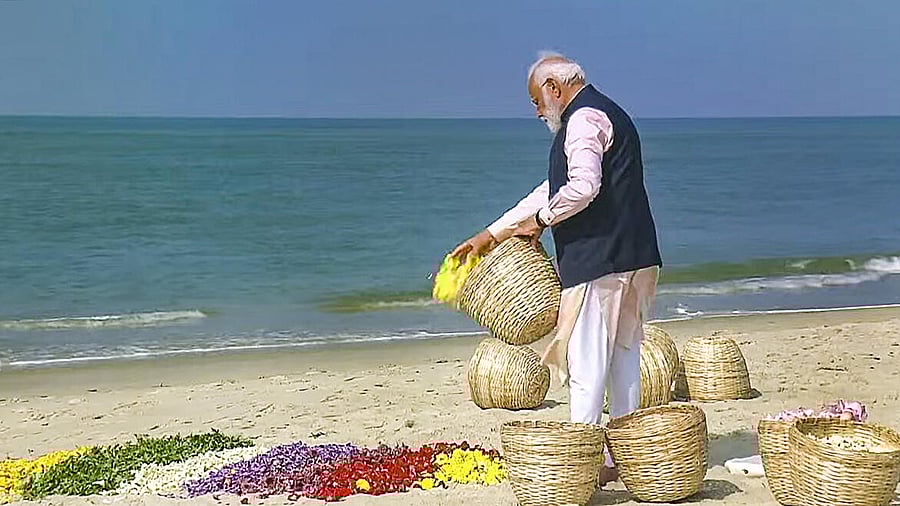 <div class="paragraphs"><p>Prime Minister Narendra Modi visits Arichalmunai point, said to be the place from where the Ram Setu was built, in Tamil Nadu.</p></div>