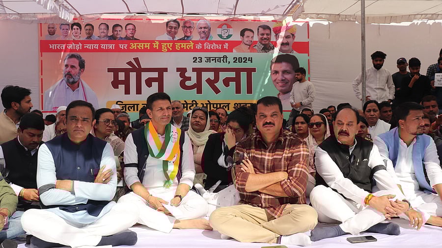 <div class="paragraphs"><p>MP Congress' silent protest.</p></div>