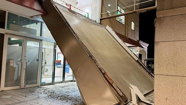 <div class="paragraphs"><p>A commercial facility collapsed because of an earthquake is seen in Kaga.</p></div>