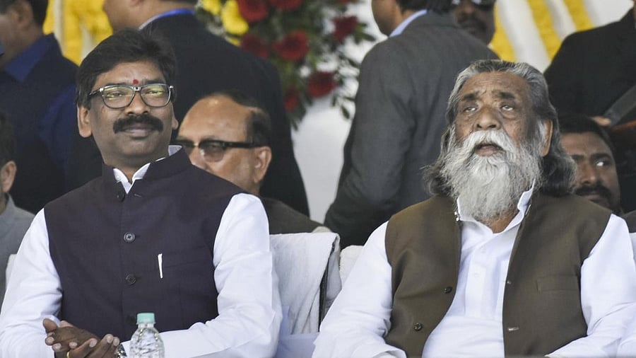 <div class="paragraphs"><p>Jharkhand Chief Minister Hemant Soren with his father Shibu Soren.</p></div>