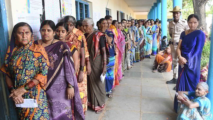 <div class="paragraphs"><p>Female voters stand in a queue in front of a polling booth in Morab in Navalgund constituency to cast their vote in Karnataka.</p></div>