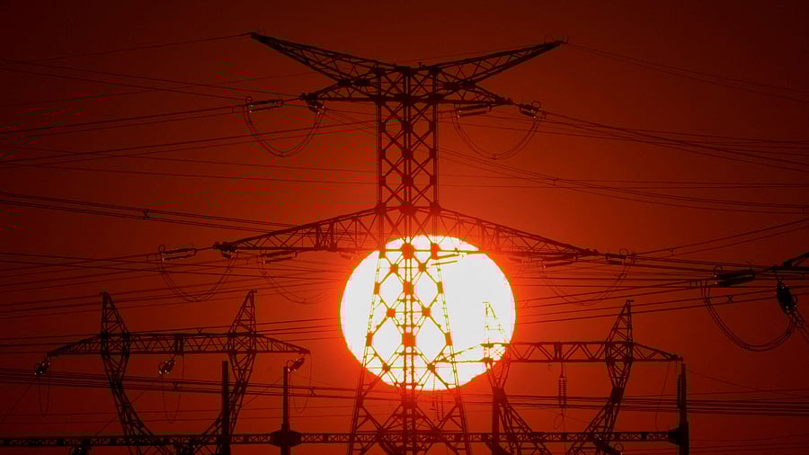 <div class="paragraphs"><p>Electrical power lines.</p></div>