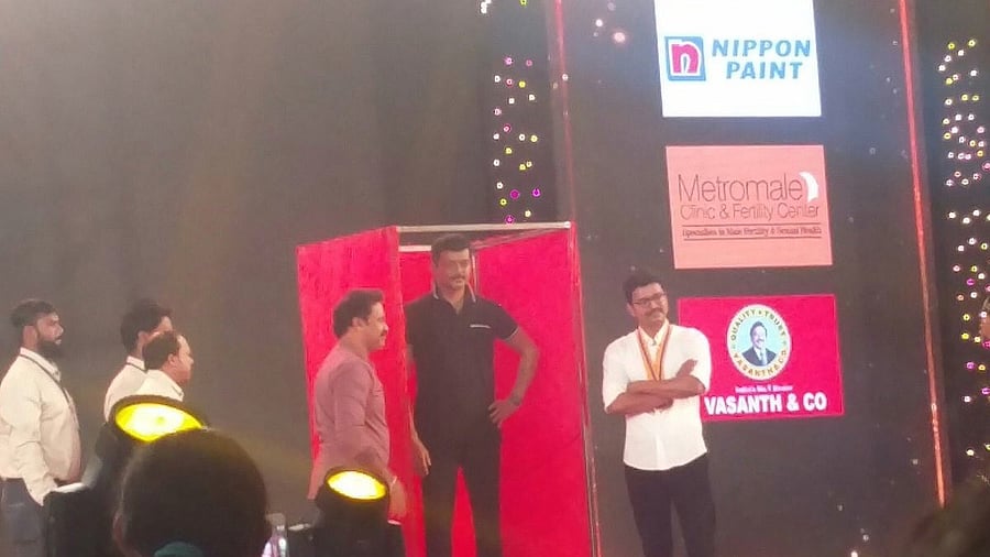 <div class="paragraphs"><p> Actor Vijay's wax model displayed at 'Sunil's wax museum', Lonavala, Maharashtra. </p></div>