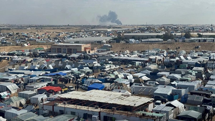 <div class="paragraphs"><p>Smoke rises during an Israeli ground operation in Khan Younis</p></div>