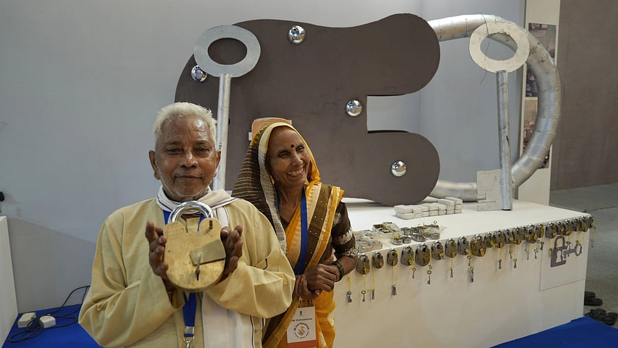 <div class="paragraphs"><p>Lock maker Satya Prakash Sharma with his wife poses for photographs in front of a 'lock' that was gifted to the 'Ram Temple' in Ayodhya.</p></div>