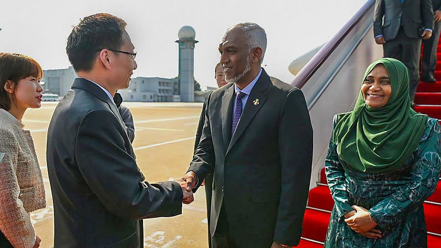 <div class="paragraphs"><p>Maldives President Mohamed Muizzu and First Lady Sajidha Mohamed being welcomed upon their arrival in People's Republic of China, on Monday, January 8, 2024.</p></div>