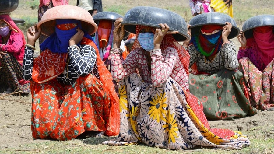 <div class="paragraphs"><p>Representational image of labourers sitting under pans to wards off the heat.</p></div>