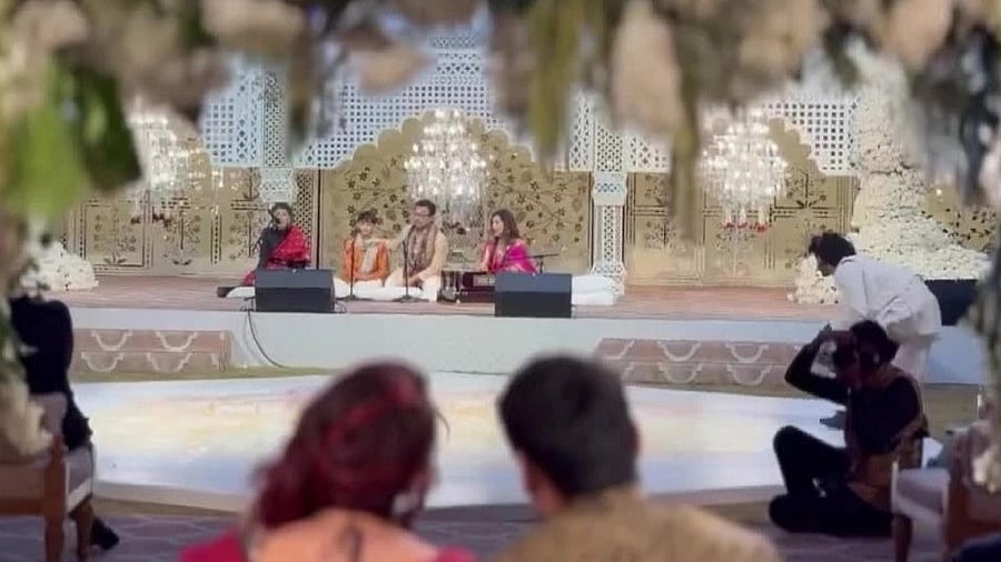 <div class="paragraphs"><p>Aamir and Kiran sing with their son Azaad at Ira Khan's sangeet.</p></div>