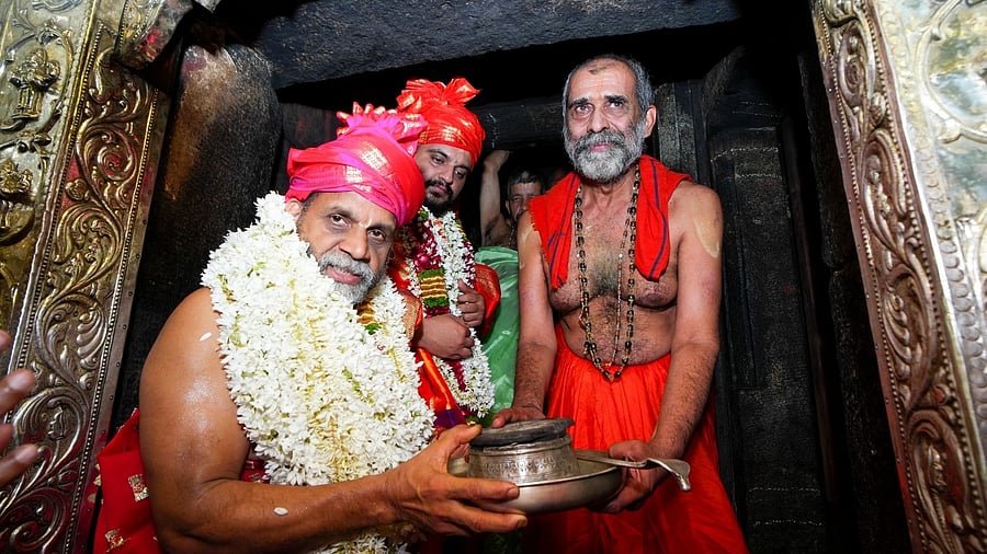 <div class="paragraphs"><p>Puthige Mutt pontiff Sugunendra Theertha Swami receives the Akshaya Patra and Sattuga from the Admaru Mutt pontiff Vishwapriya Theertha Swami at Paryaya Mahotsava in Udupi in the wee hours of Thursday. </p></div>