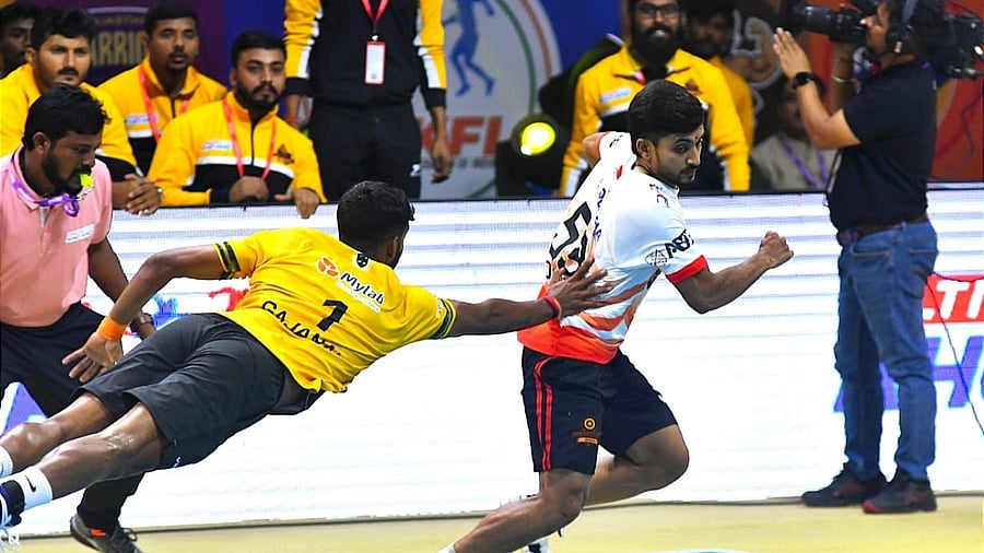 <div class="paragraphs"><p>Gowtham (right) attempts an escape during an Ultimate Kho Kho league match</p></div>