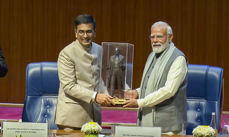 <div class="paragraphs"><p>Prime Minister Narendra Modi being presented a memento by Chief Justice of India Justice D Y Chandrachud during the 75th year celebrations of the Supreme Court of India, in New Delhi, Sunday, Jan. 28, 2024.</p></div>
