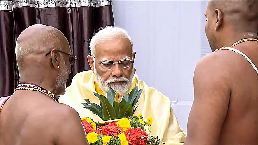 <div class="paragraphs"><p> Prime Minister Narendra Modi offers prayers at Sri Ranganathaswamy Temple at Srirangam, in Tiruchirappalli district, January 20, 2024. </p></div>