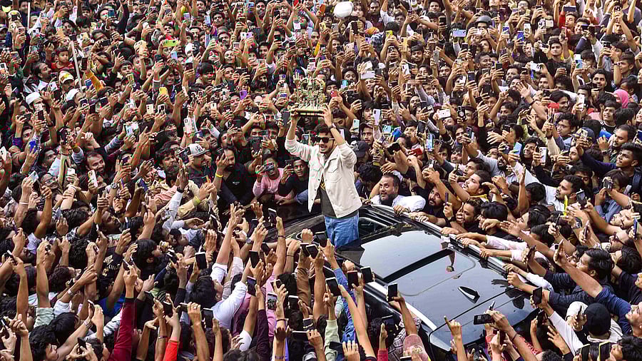 <div class="paragraphs"><p> Munawar Faruqui shows <em>Bigg Boss</em> 17 trophy to his supporters at Dongri in Mumbai.</p></div>