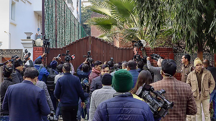 <div class="paragraphs"><p>Media outside Jharkhand Chief Minister Hemant Soren's residence where an ED team reached, in New Delhi.</p></div>