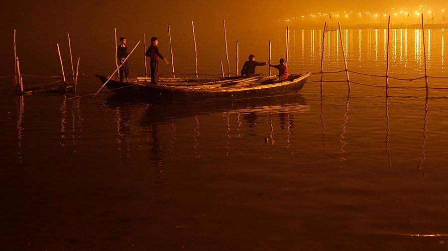 <div class="paragraphs"><p>A woman drowned and five others were missing after a boat carrying them overturned in the Wainganga river in Maharashtra's Gadchiroli district.  For representation purposes.</p></div>