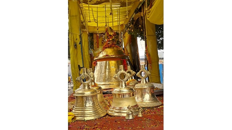 <div class="paragraphs"><p>A giant bell, weighing 2400 kg, offered by a delegation of people from Etah for installation at Shri Ram Janambhoomi Temple in Ayodhya.</p></div>