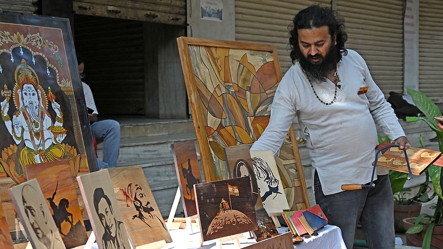 <div class="paragraphs"><p>Mohan Kumar, a software engineer from Mysuru, stood out at the Chitra Santhe in Bengaluru on Sunday with his innovative approach to traditional Mysore rosewood inlay. </p></div>