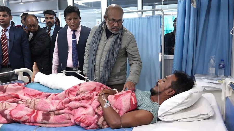 <div class="paragraphs"><p>Manipur CM Biren Singh visits injured commando.</p></div>