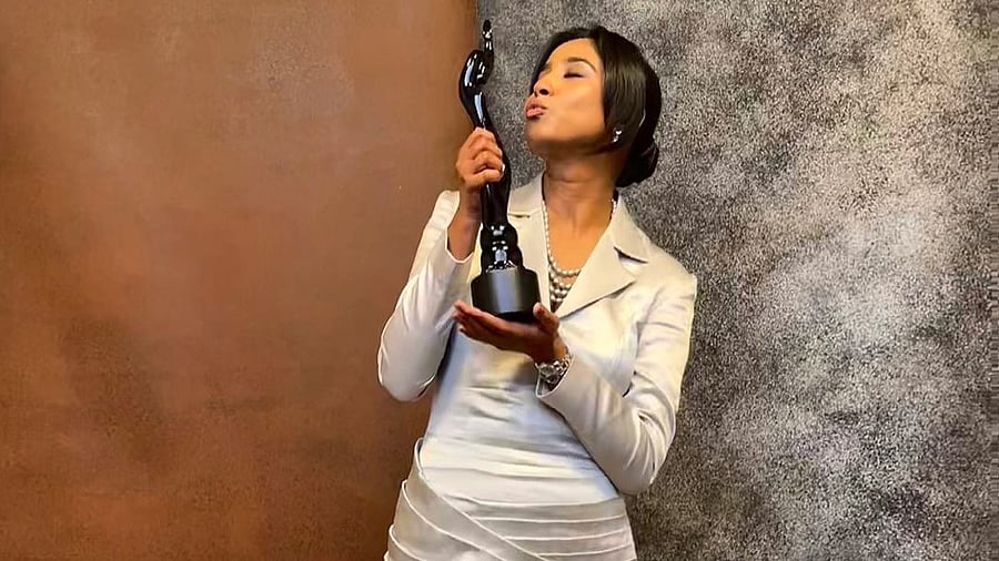 <div class="paragraphs"><p>Singer Shilpa Rao poses with the Filmfare trophy. </p></div>