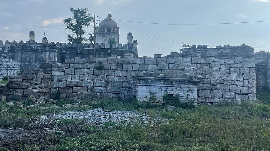 <div class="paragraphs"><p>A structure in the region containing multiple rooms. It is believed that the building was used for teaching or residential purposes. </p></div>