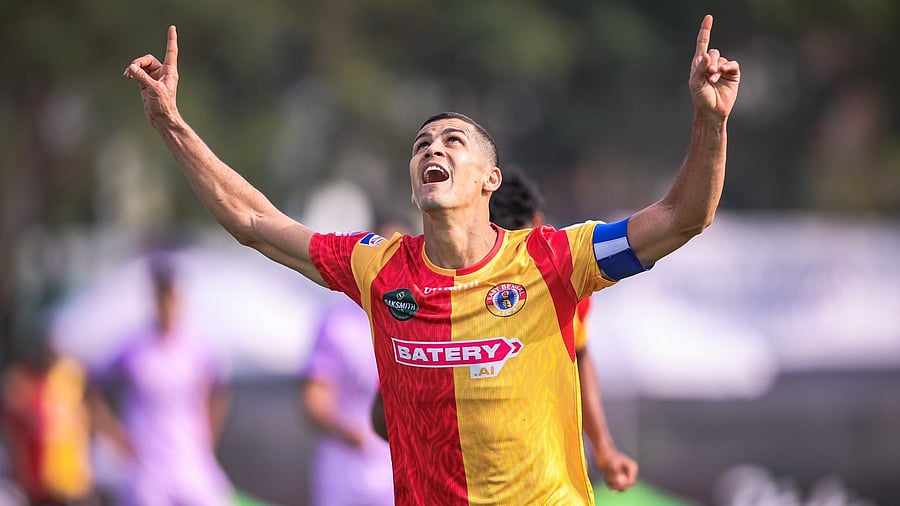 <div class="paragraphs"><p>Cleiton Silva celebrates his second goal.</p></div>