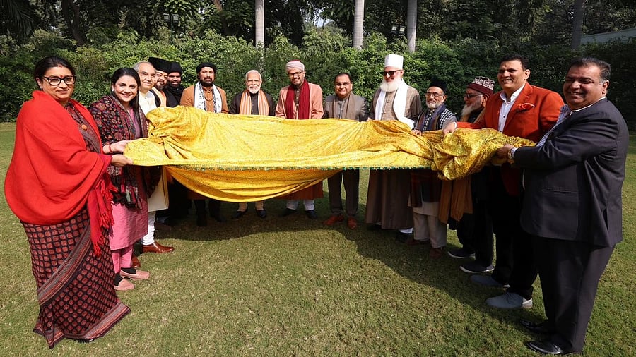 <div class="paragraphs"><p>PM Modi presents chadar to be placed at Ajmer Sharif</p></div>