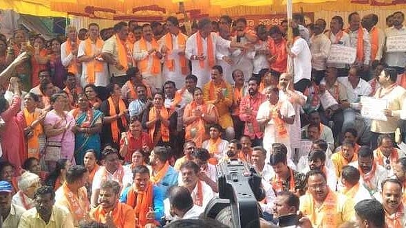 <div class="paragraphs"><p>BJP workers stage protest in front of Town Police Station in Hubballi on Wednesday.</p></div>