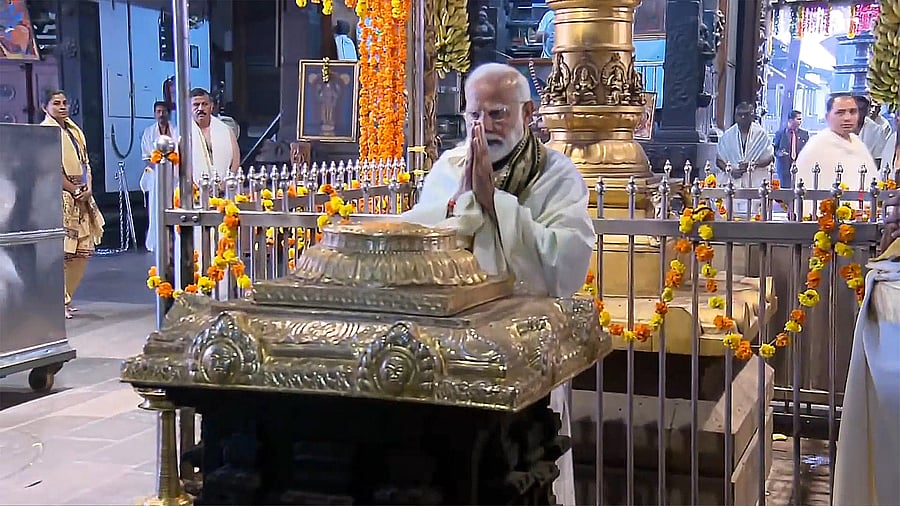 <div class="paragraphs"><p>Prime Minister Narendra Modi offers prayers at Lord Krishna temple, in Guruvayur, Thrissur district, Kerala, on Wednesday.</p></div>