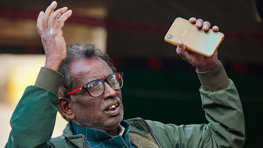 <div class="paragraphs"><p>Iqbal Ansari</p></div>