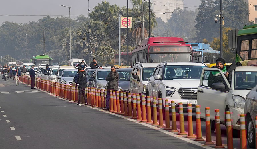 <div class="paragraphs"><p>A long queue of vehicles amid traffic restrictions during rehearsals for the upcoming Republic Day Parade at the Kartavya Path, in New Delhi. (Representative image)</p></div>
