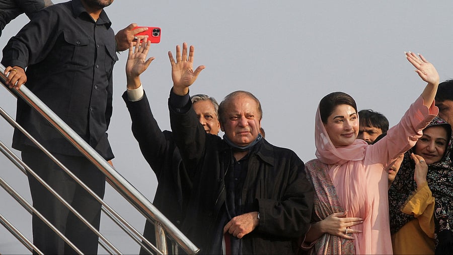 Former Prime Minister of Pakistan Nawaz Sharif and his daughter Maryam Nawaz Sharif greet their Pakistan Muslim League political party supporters during an election campaign in Hafizabad, Pakistan, January 18, 2024. REUTERS/Mohsin Raza