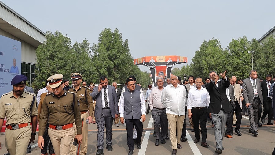<div class="paragraphs"><p>Gujarat CM seen along with police personnel. </p></div>
