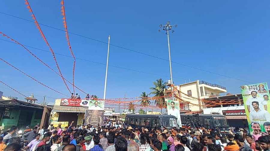 <div class="paragraphs"><p>The people of the village and surrounding villages, along with BJP, JD(S)  workers, staged a protest march.</p></div>