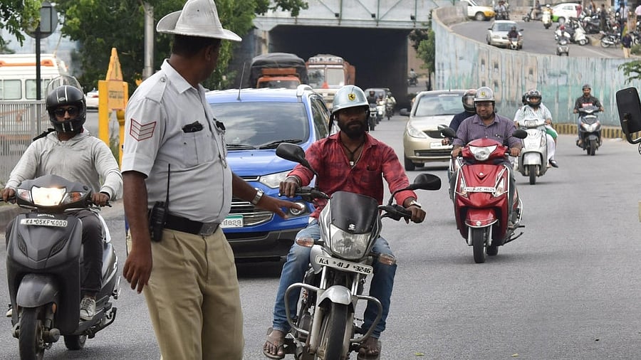 <div class="paragraphs"><p>Traffic police stop vehicles for traffic rules violation.</p></div>