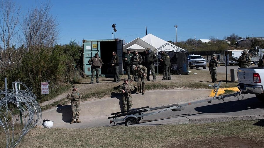 <div class="paragraphs"><p>Texas National Guard troops at the US-Mexico border in Eagle Pass, Texas</p></div>