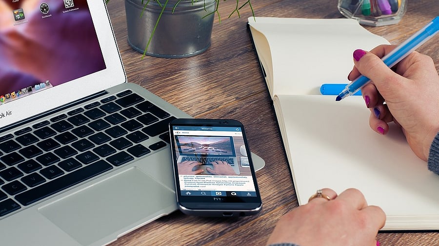 <div class="paragraphs"><p>The researchers found that the connectivity between different brain regions increased when participants wrote by hand, but not when they typed.</p></div>