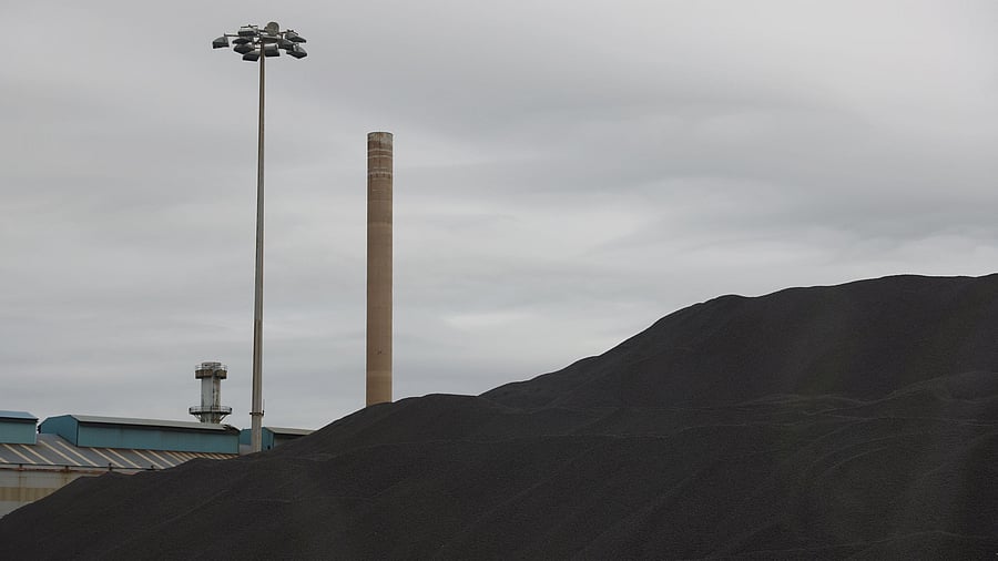 <div class="paragraphs"><p>A representative photo of a mound of coal.</p></div>