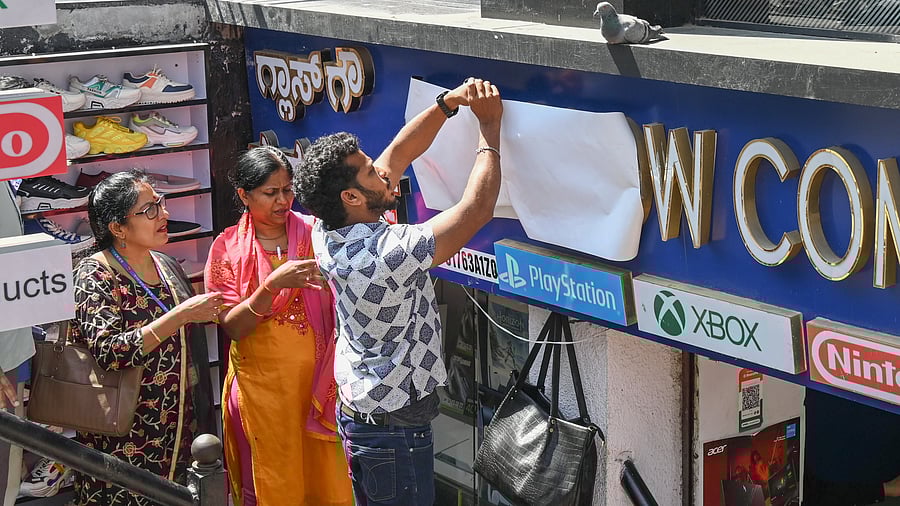 <div class="paragraphs"><p>BBMP Officials instructing shop owners co operate to implement 60x40 Kannada in sign boards at Brigade Road in Bengaluru.</p></div>