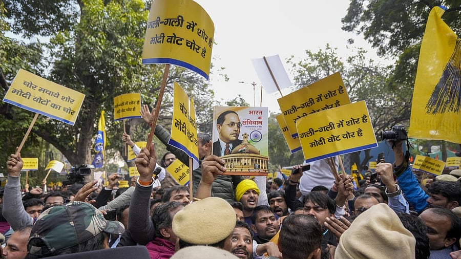 <div class="paragraphs"><p>Police personnel stop AAP supporters during a protest in New Delhi.</p></div>