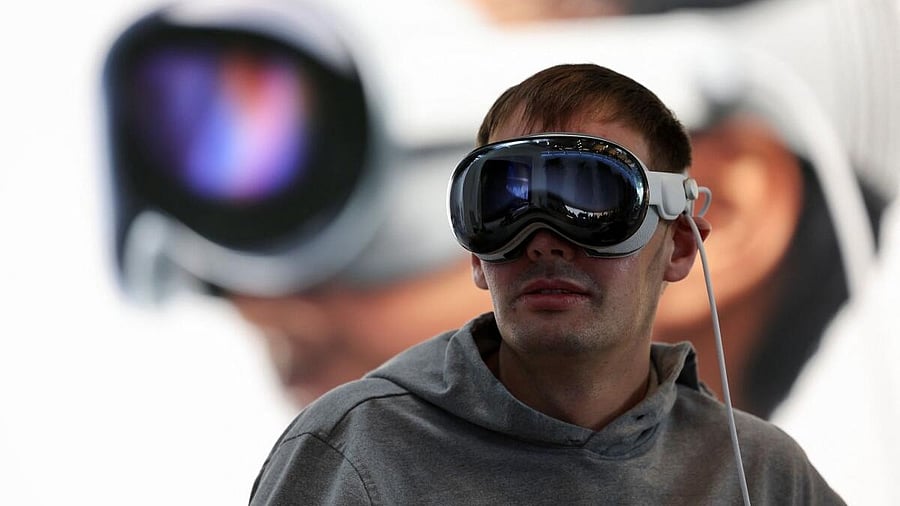 <div class="paragraphs"><p>Apple's Vision Pro headset goes on sale in Los Angeles.</p></div>