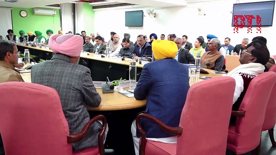 <div class="paragraphs"><p>Meeting between Union Ministers and leaders of protesting farmer unions</p></div>