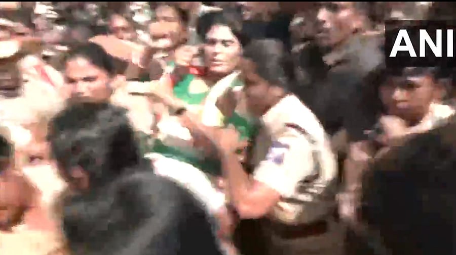 <div class="paragraphs"><p>A screengrab of Y S Sharmila being detained by cops. </p></div>