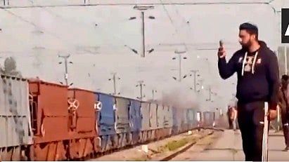 <div class="paragraphs"><p>Onlookers click picture of the locomotive that travelled 70 kms without driver.</p></div>