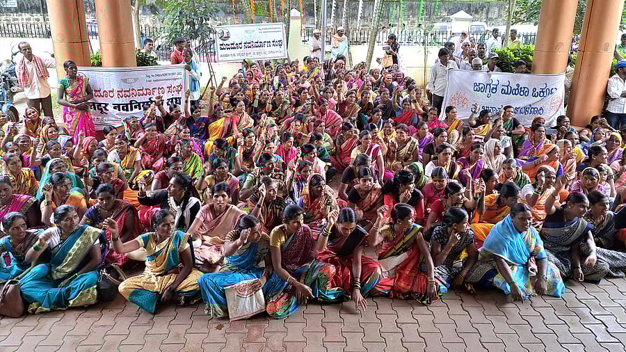 <div class="paragraphs"><p>Experts say the census delay affects how Mahatma Gandhi National Rural Employment Guarantee Scheme funds are allocated. In frame: Women under the banner of Jagrut Mahila Okkut stage a demonstration at the premises of Zilla Panchayat office in Belagavi, demanding effective implementation of MGNREGS laws, September 2022.</p></div>
