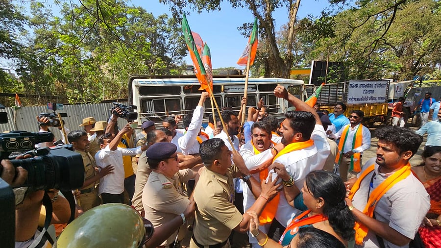 <div class="paragraphs"><p>BJP workers who gained entry in the premises of Congress Bhavan in Belagavi during protests being pushed out by the police. </p></div>