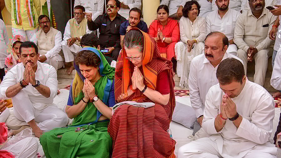 <div class="paragraphs"><p>Sonia Gandhi offers prayers ahead of filing nomination for Raebareli LS seat. </p></div>
