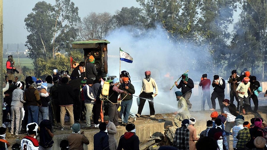 <div class="paragraphs"><p>Police use tear gas to disperse farmers gathered at the Punjab-Haryana Shambhu border during their 'Delhi Chalo' march.</p></div>