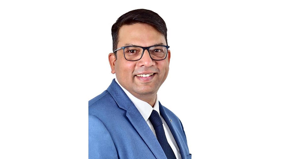 <div class="paragraphs"><p>Nikhil Joshi</p></div>