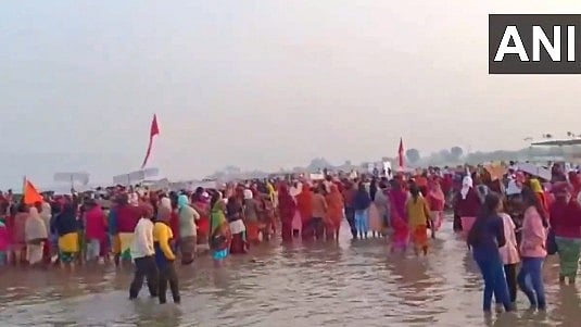 <div class="paragraphs"><p>Fishermen protest</p></div>