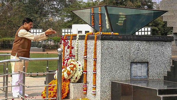 <div class="paragraphs"><p>Madhya Pradesh Chief Minister Mohan Yadav pays tribute to victims of the 2019 suicide bombing attack by militants in J&K's Pulwama, at Shaurya Smarak in Bhopal, Wednesday, Feb 14.</p></div>